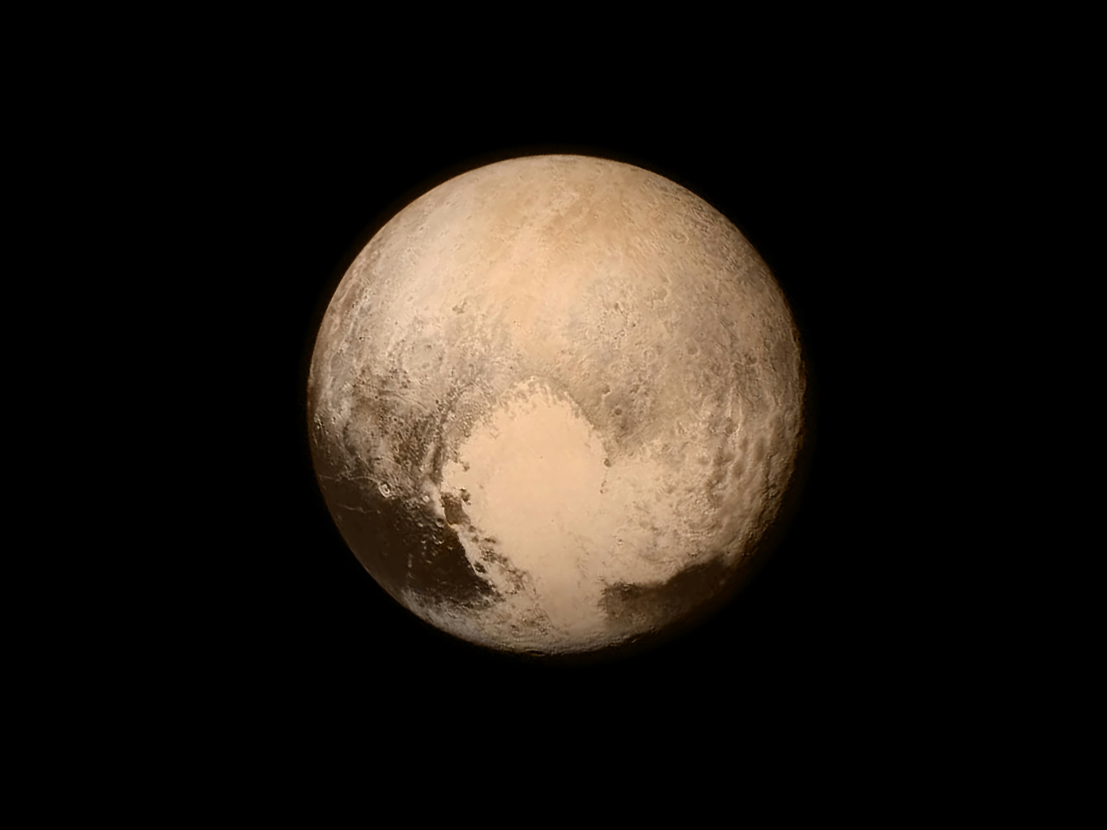 Der Zwergplanet Pluto mit seinem markanten herzförmigen Gebiet