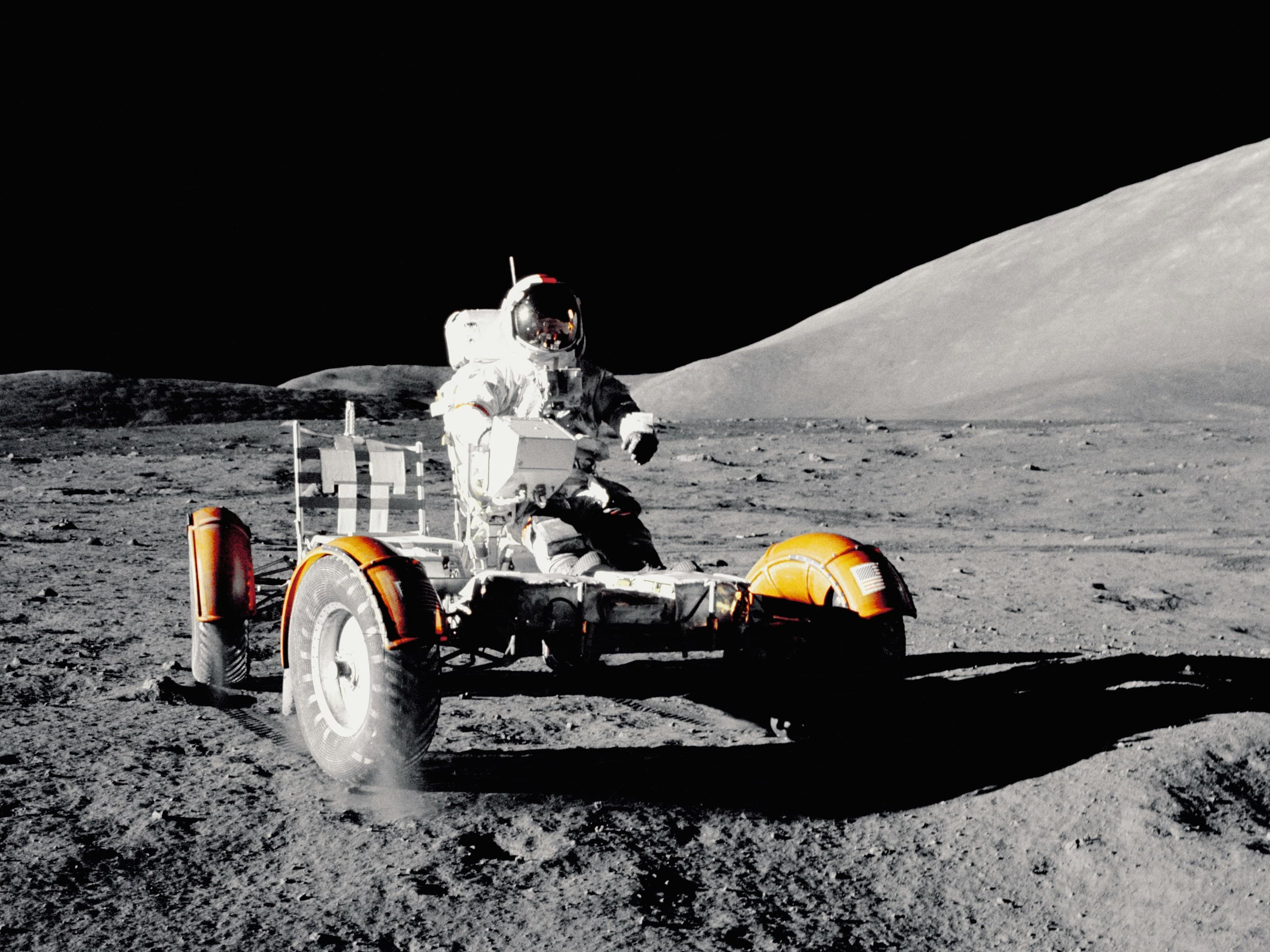 Astronaut bei einer Fahrt mit dem Mondauto (Lunar Rover)