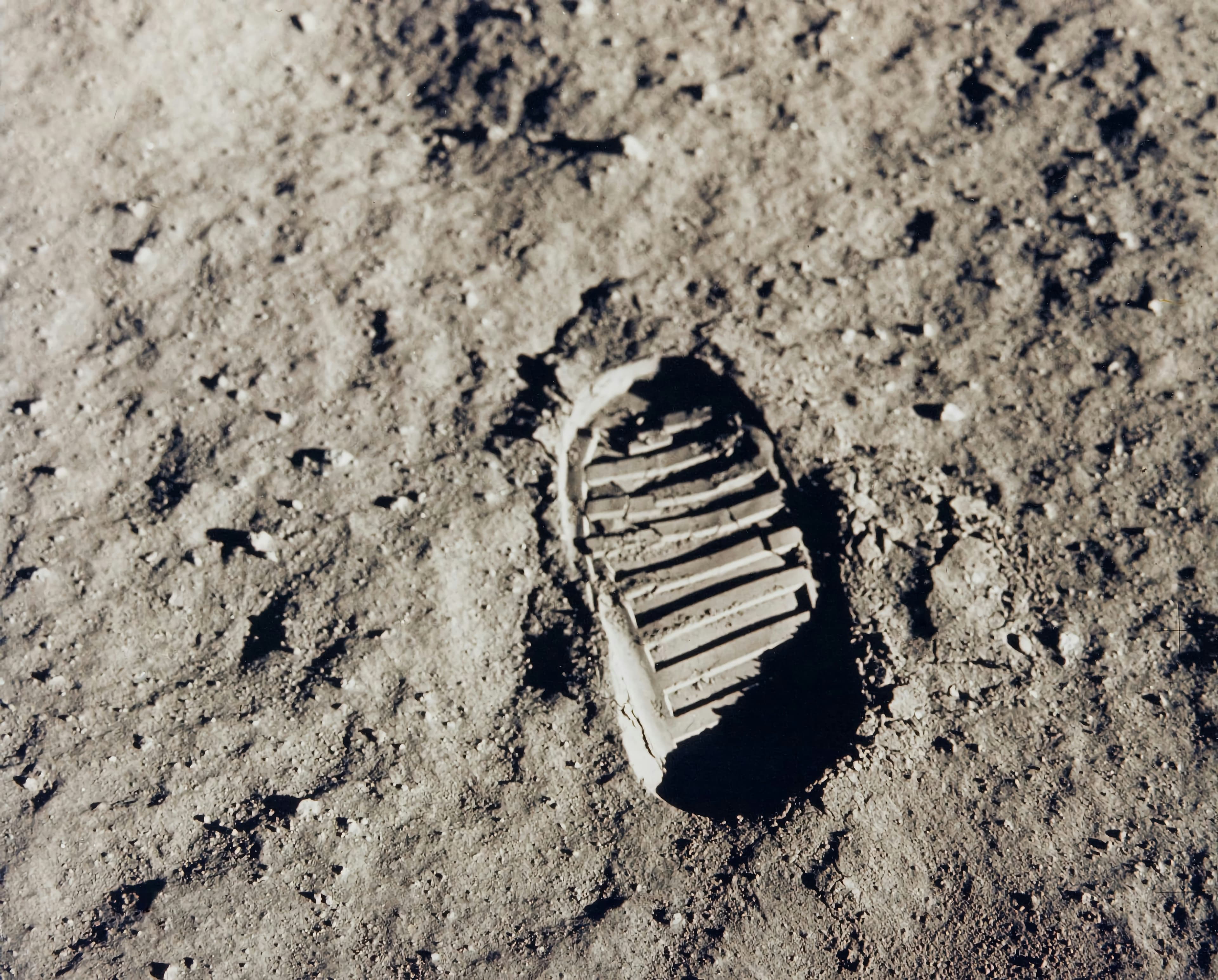 Fußabdruck eines Astronauten im Mondstaub