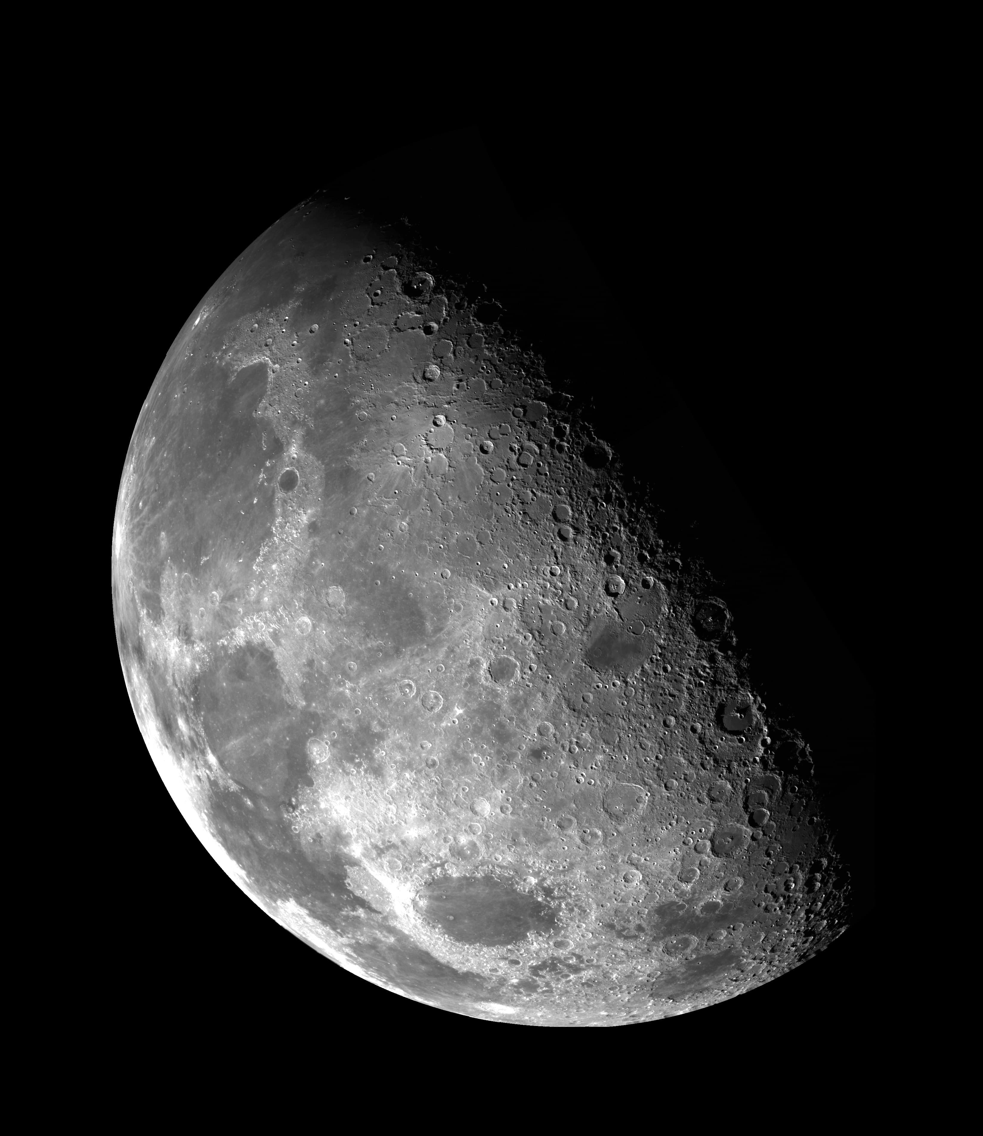 Der Mond, halb beleuchtet und halb im Schatten